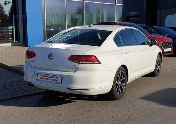 Volkswagen Passat cena 69900 przebieg: 140142, rok produkcji 2017 z Kraków małe 121